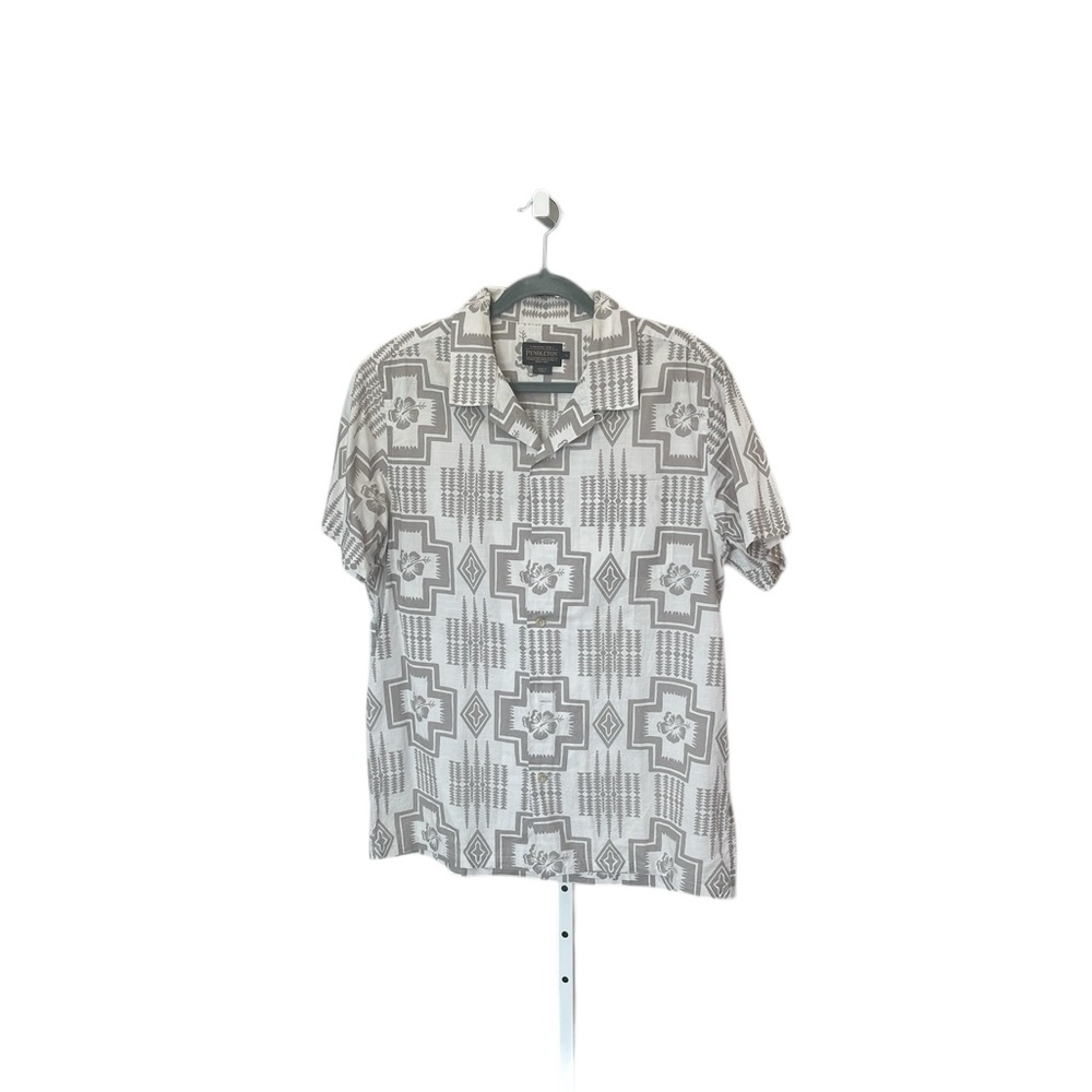 Men’s Pendleton, camp style shirt… Pattern… Size large
